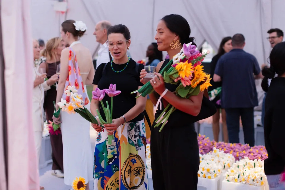 Clé de Peau Beauté and Artist Cj Hendry Bring ‘Flower Market’ to Roosevelt Island