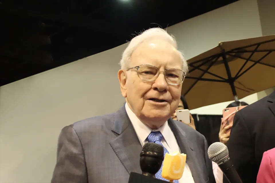 Should Warren Buffett-Led Berkshire Hathaway Buy Bitcoin Right Now?